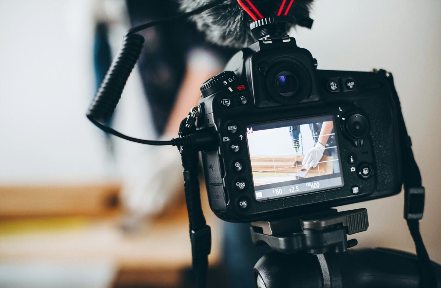 Studio de montage audio avec écrans montrant les formes d'onde d'un projet documentaire